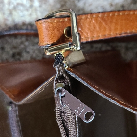 Vntg. LESAC Accordion Leather Crossbody Bag! CLEAN!! - Picture 13 of 16